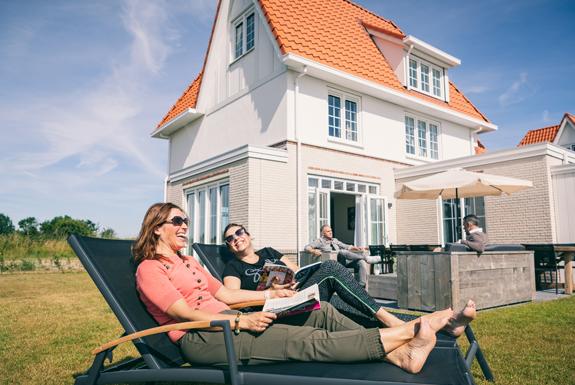 Frauen liegen auf Liegestühlen - Noordzee Résidence Cadzand-Bad