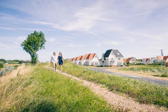 Paar geht im Park spazieren | Noordzee Résidence Cadzand-Bad
