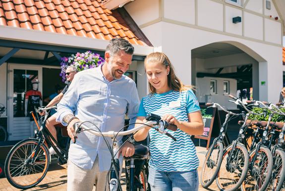 Mann mietet Fahrrad | Noordzee Résidence Cadzand-Bad